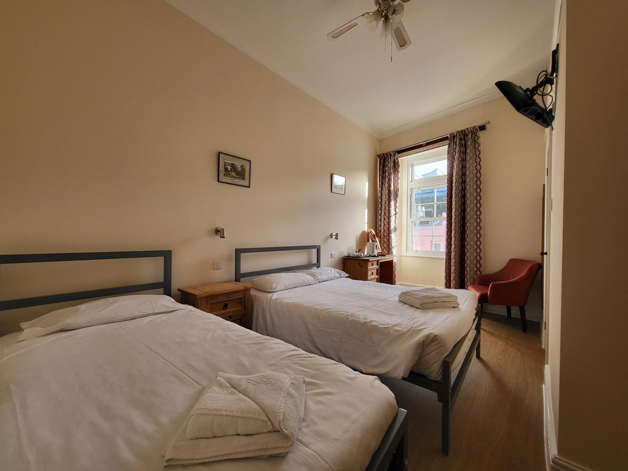 Royal Britannia Hotel อิลฟราคูมบ์ ภายนอก รูปภาพ