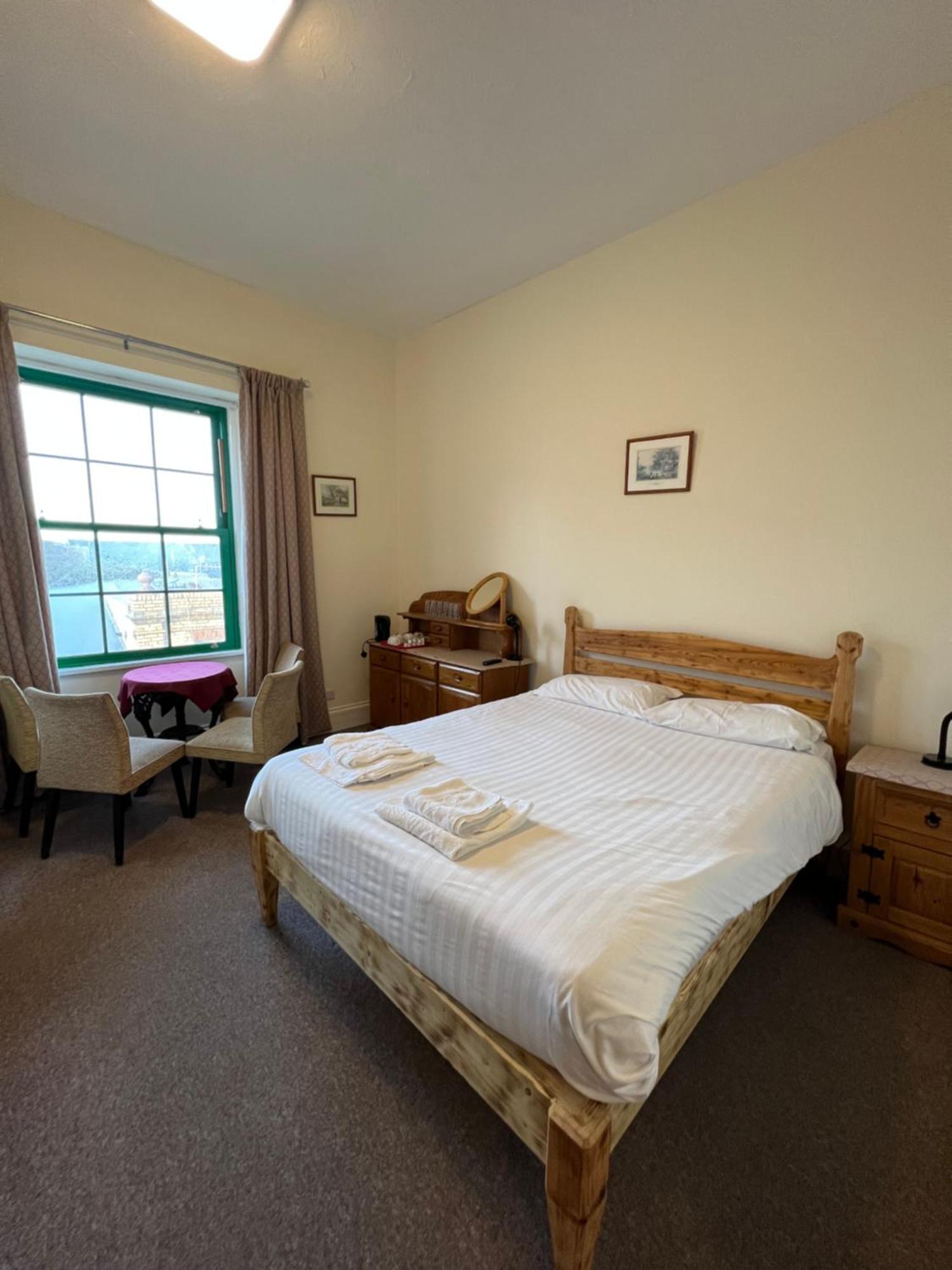 Royal Britannia Hotel อิลฟราคูมบ์ ภายนอก รูปภาพ