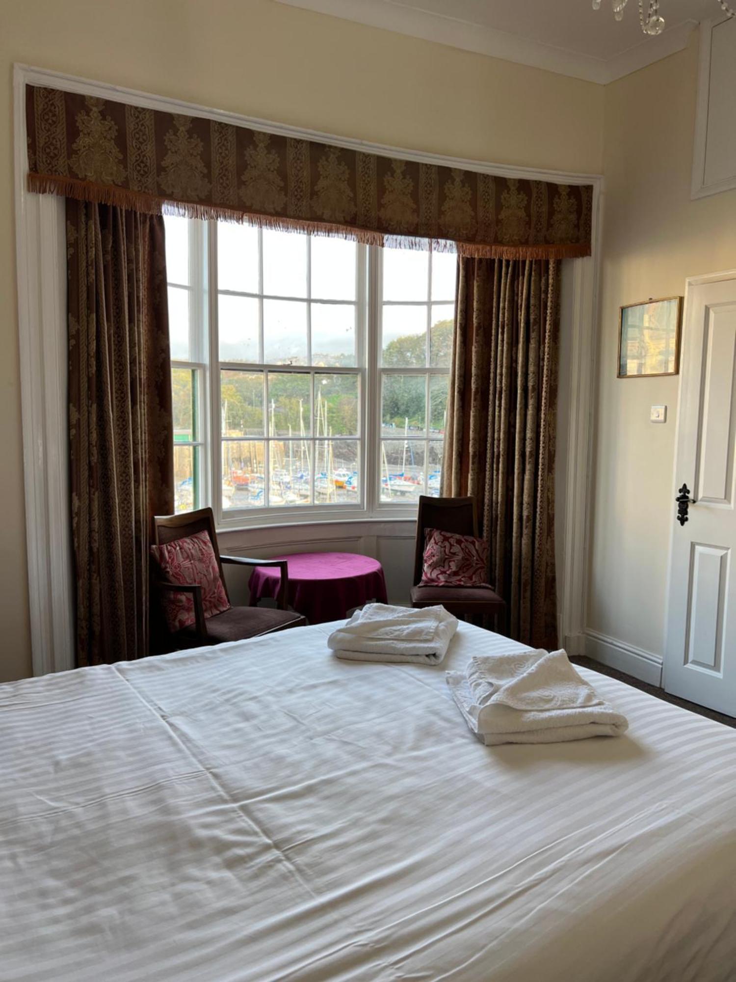 Royal Britannia Hotel อิลฟราคูมบ์ ภายนอก รูปภาพ
