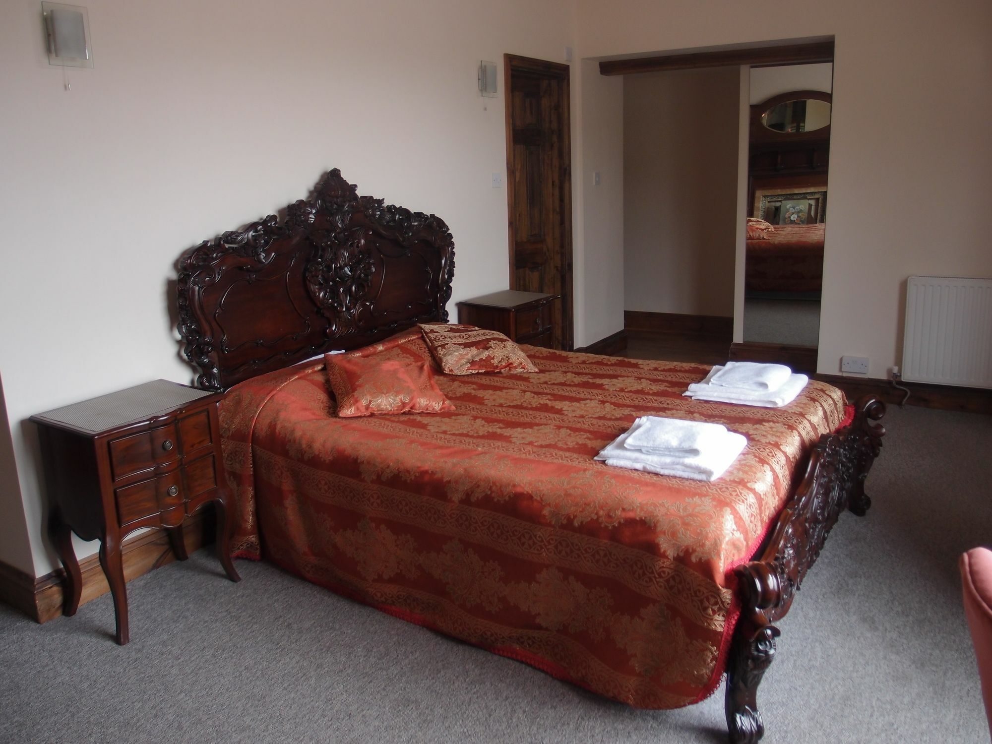 Royal Britannia Hotel อิลฟราคูมบ์ ภายนอก รูปภาพ